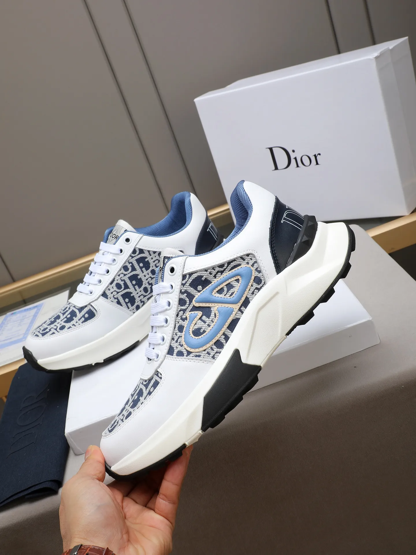 🆕🆕🆕Men's Shoes💰P440 Dior's avant-garde and versatile fashionable men's shoes are privately modeled, calfskin stitched with Dior's special waterproof fabric, fashionable, simple, stylish, eye-catching and classy. It will subvert old ideas and be a must-have for fashionistas who want to spend time with you! Must keep it for yourself! High and comfortable but low, high-end quality workmanship. Code number: 38-44 (45 customized) 4 colors for your choice [kiss][kiss][kiss]